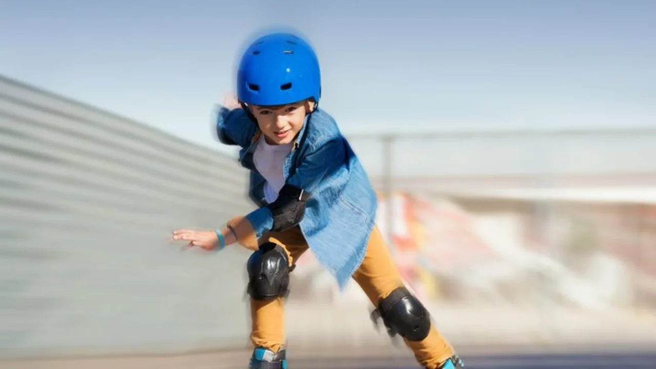 How does a beginner roller skate without being scared to fall?